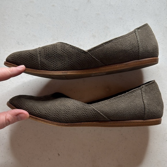 Toms Jutti Tarmac Olive Suede Chevron Embossed Size 8 - Picture 3 of 9